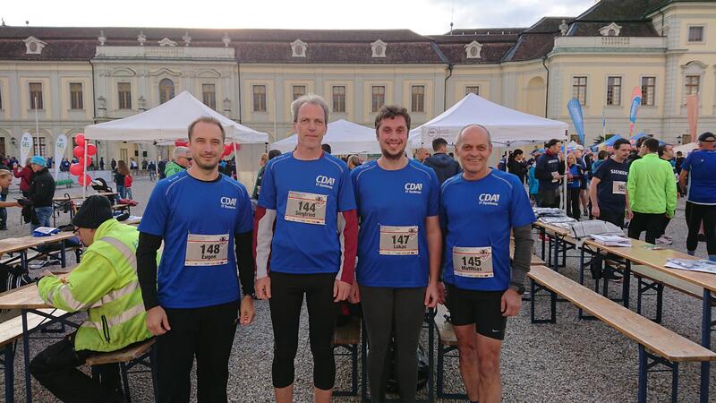 4 Männer in Sportkleidung und einer Startnummer auf der Brust